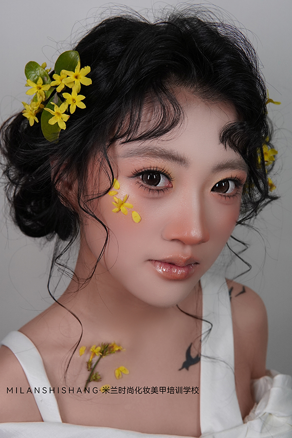 安阳本地老牌，专业化妆美甲美睫，零基础也能学好