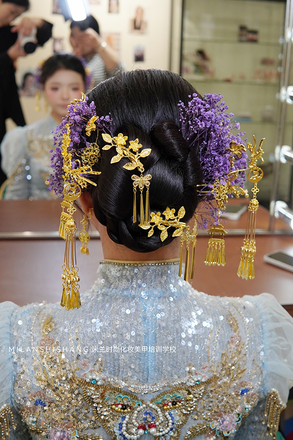 一袭蓝秀禾，清雅又端庄。